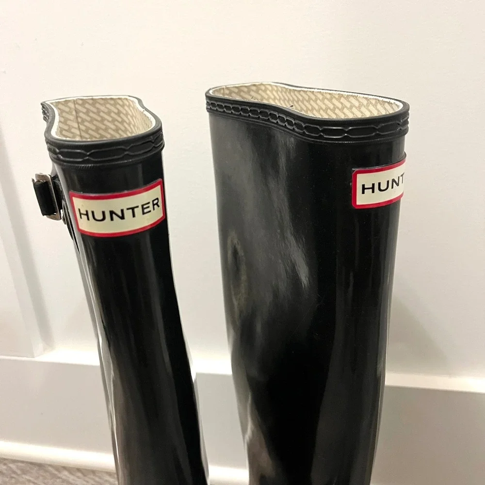 Hunter Original Black Glossy Tall Rain Boots in Size 9
